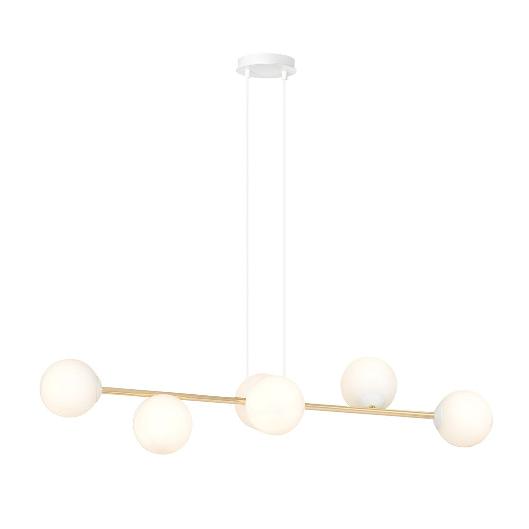Vue produit de trois quarts, suspension dorée et globes opalines, câbles blancs apparents.