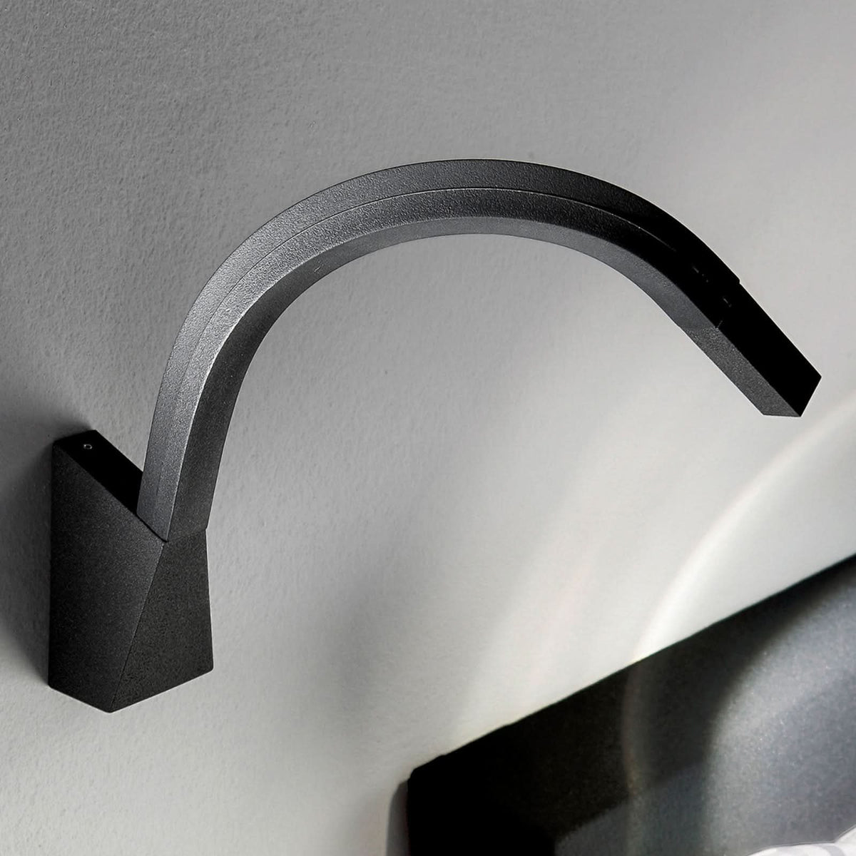 Applique murale LED Snake en métal, noir