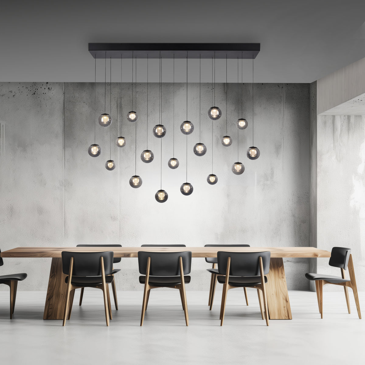 Mise en ambiance au-dessus d'une table en bois devant un mur béton.