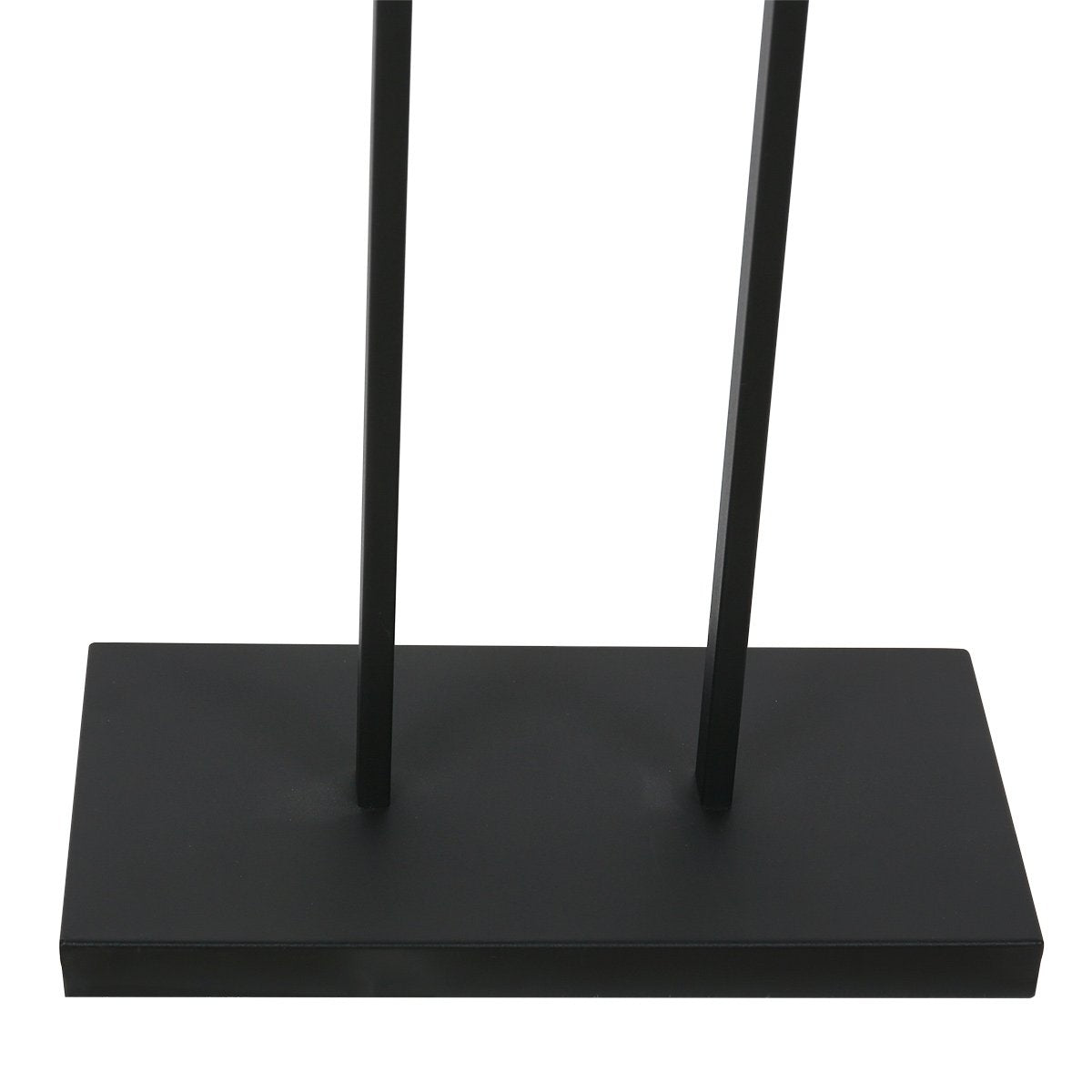 Gros plan sur la base rectangulaire noire et le départ des deux tiges.