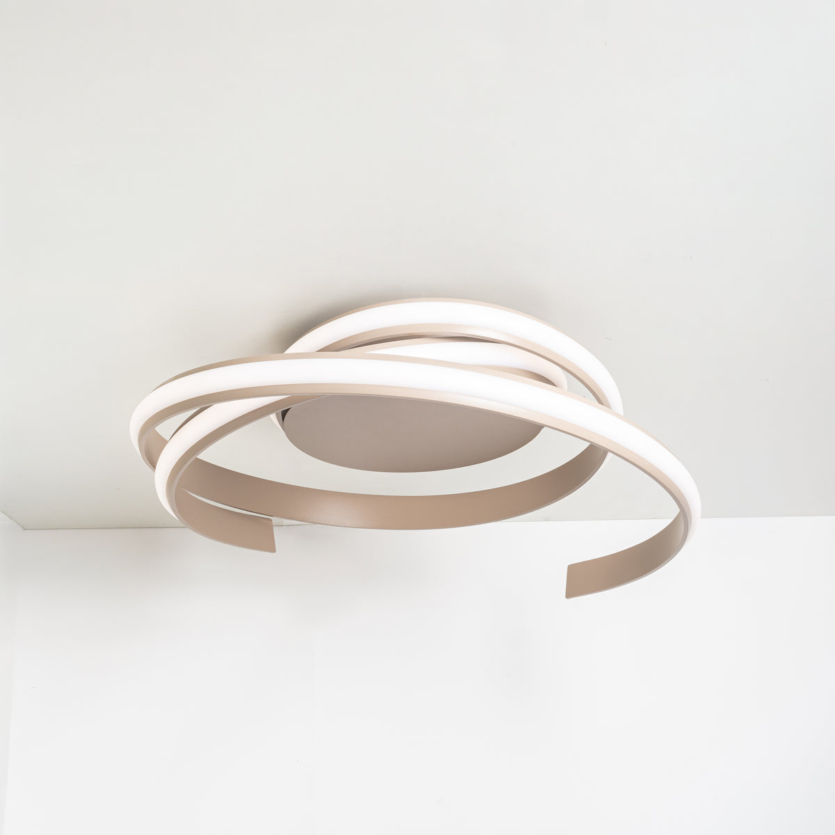 Plafonnier beige monté au plafond, rubans entrelacés en éclairage modéré.