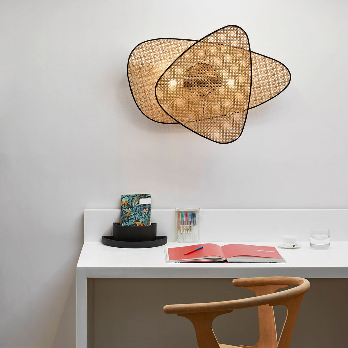 Applique murale Screen en rotin, bois et noir, 2 lumières, hauteur 77 cm