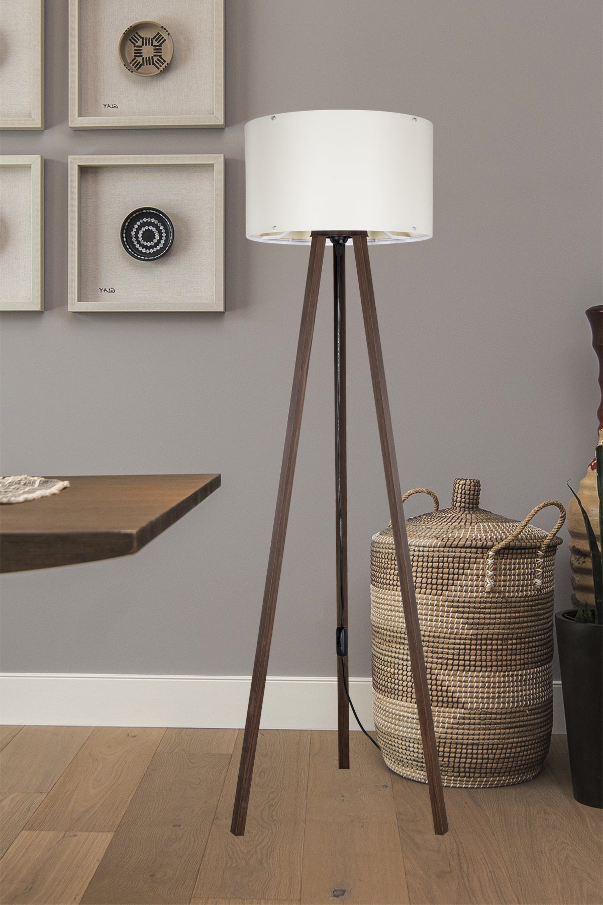 Mise en ambiance, lampadaire près d'un mur gris, panier tressé et table bois