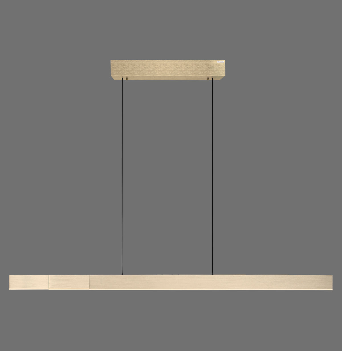 Suspension linéaire en bois clair, vue de face sur fond gris, avec deux câbles.