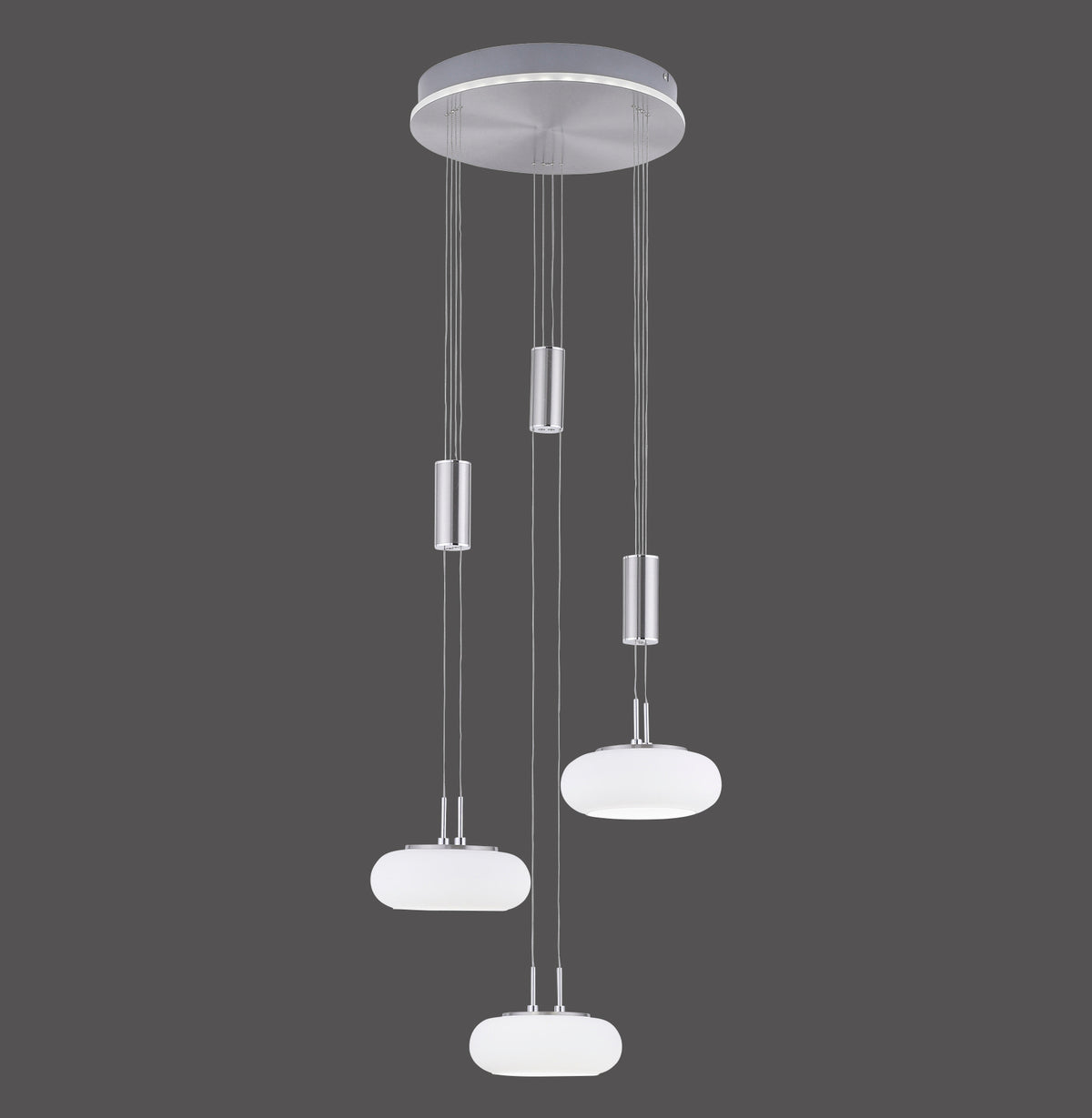 Vue de face de la suspension à trois diffuseurs ovales blancs et finitions en acier chromé.