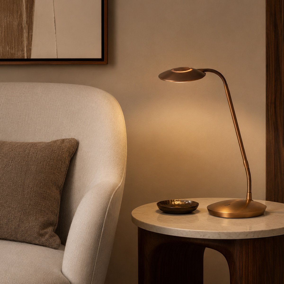 Mise en ambiance sur table de chevet, lumière chaude près d'un fauteuil beige