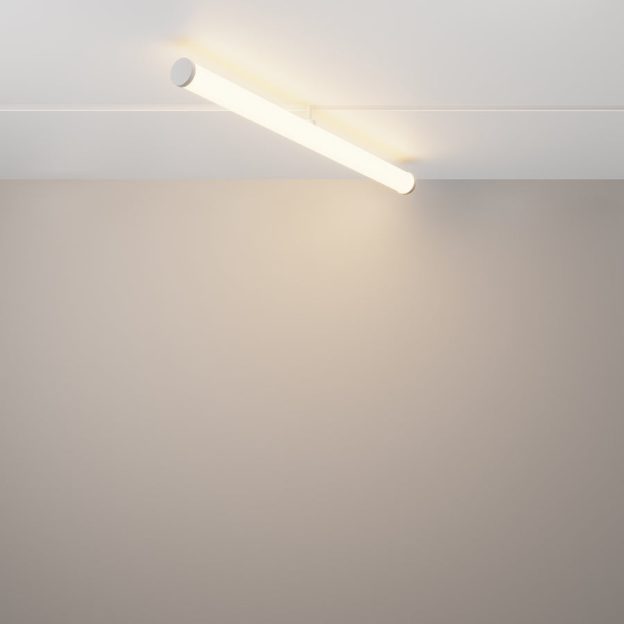 Vue en contre-plongée du tube incliné sur rail blanc, mur beige en fond