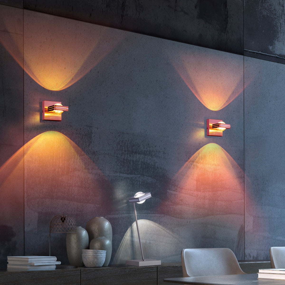 Mise en ambiance murale : plusieurs appliques diffusent des faisceaux lumineux colorés au-dessus d’un mobilier.