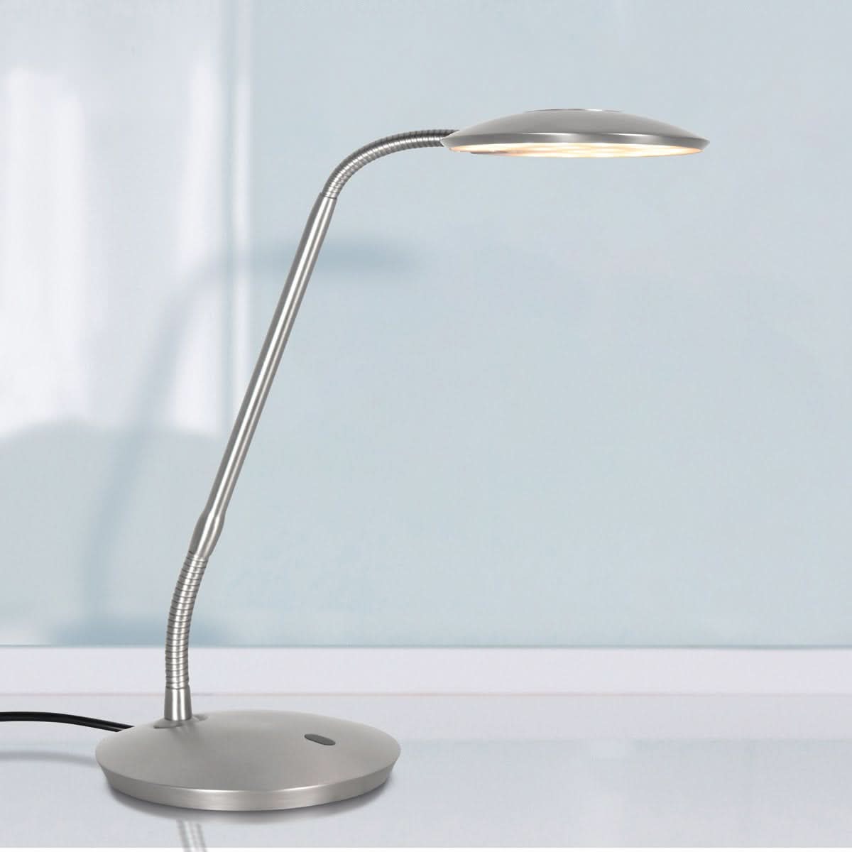 Mise en ambiance de la lampe allumée sur un bureau, halo lumineux chaud