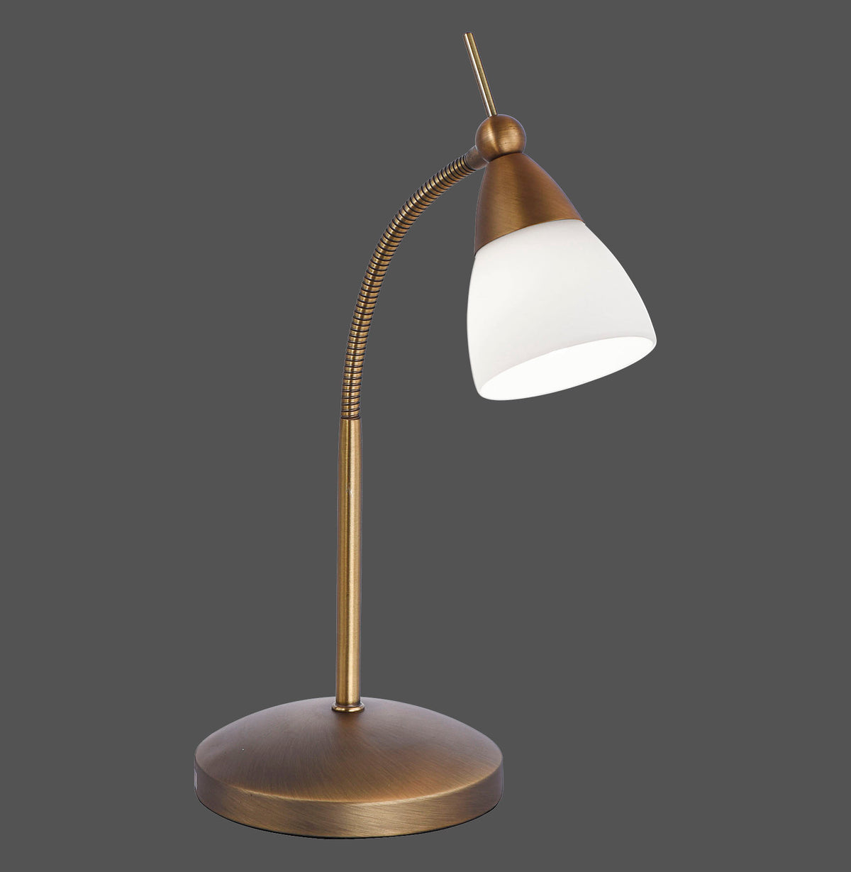 Lampe à poser en laiton vieilli et verre opalin, de face sur fond gris.