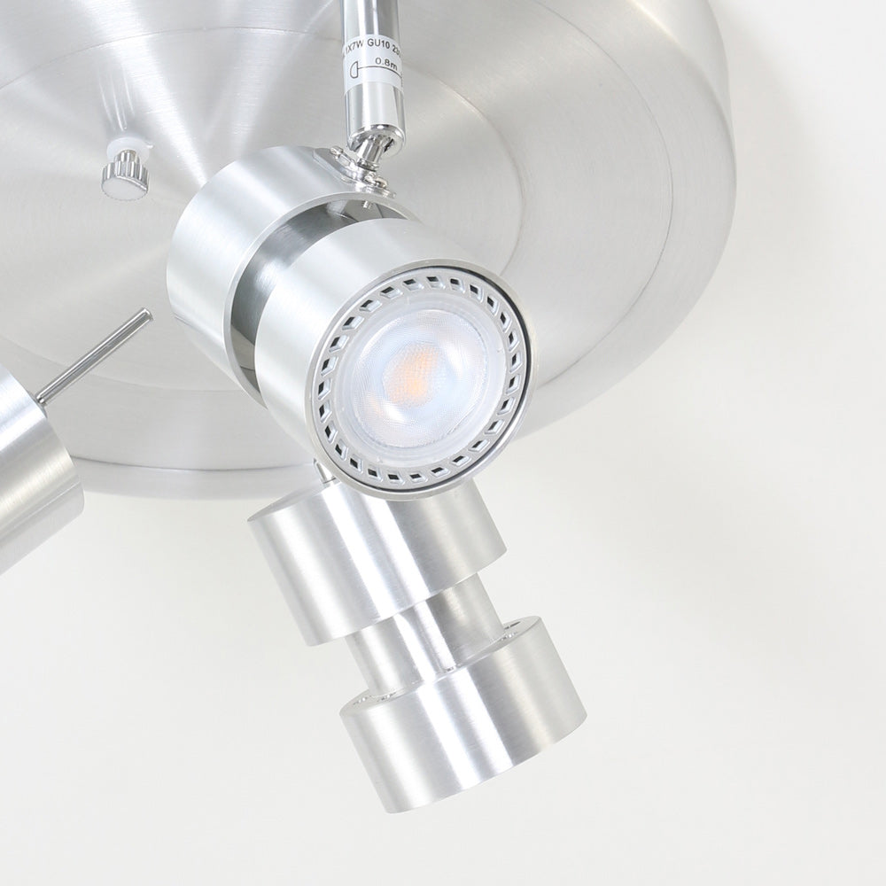 Gros plan d'un projecteur incliné montrant l'ampoule LED GU10 allumée sous sa lentille