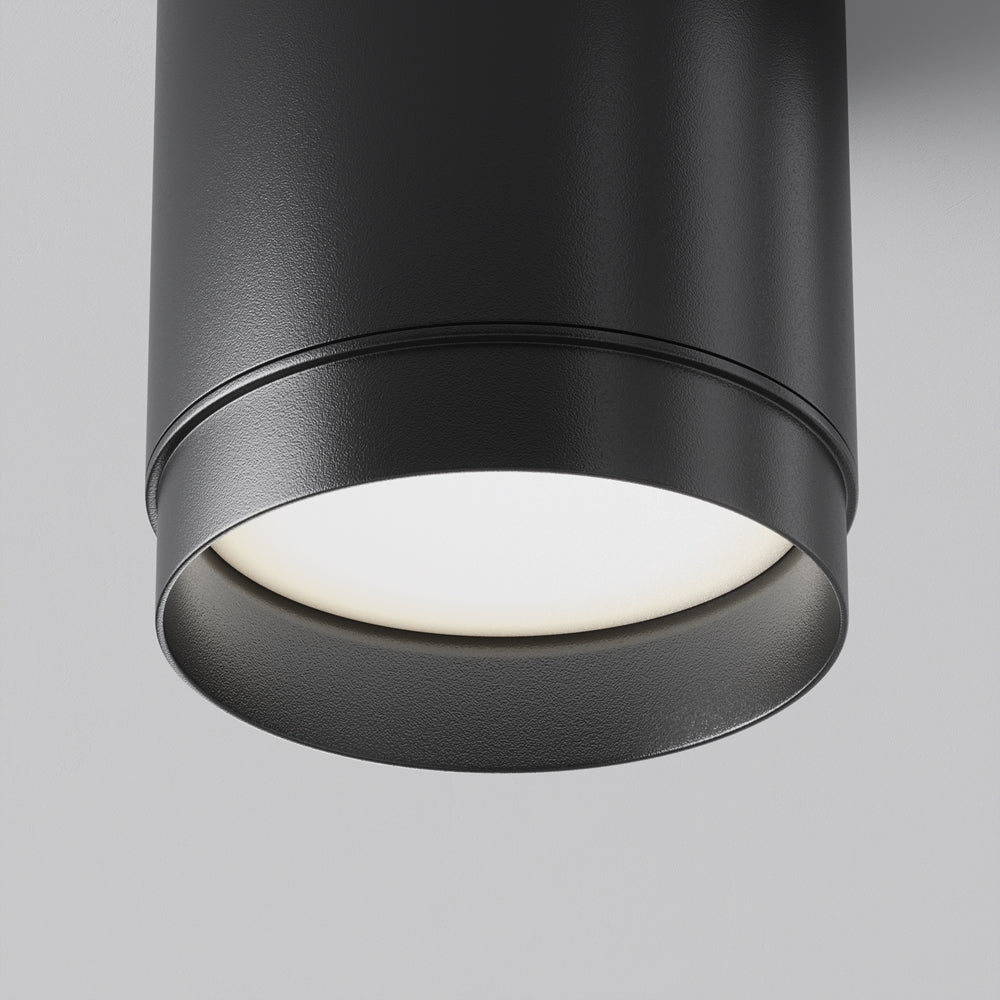 Détail du bas du plafonnier noir, bague métallique et verre dépoli