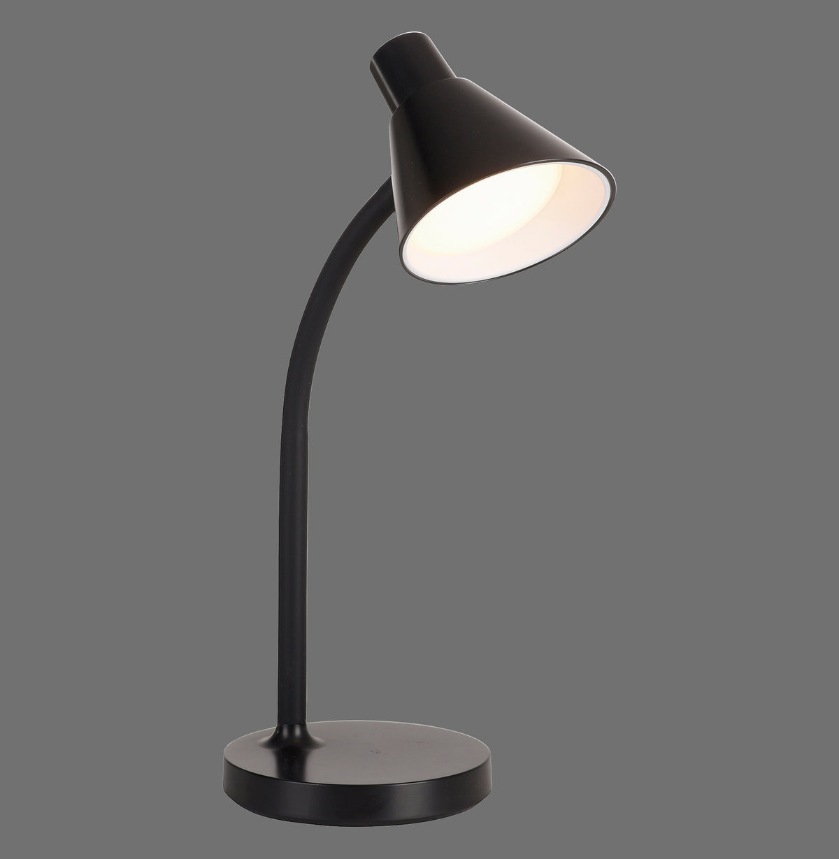 Lampe de bureau noire vue de face sur fond gris uni, abat-jour conique allumé