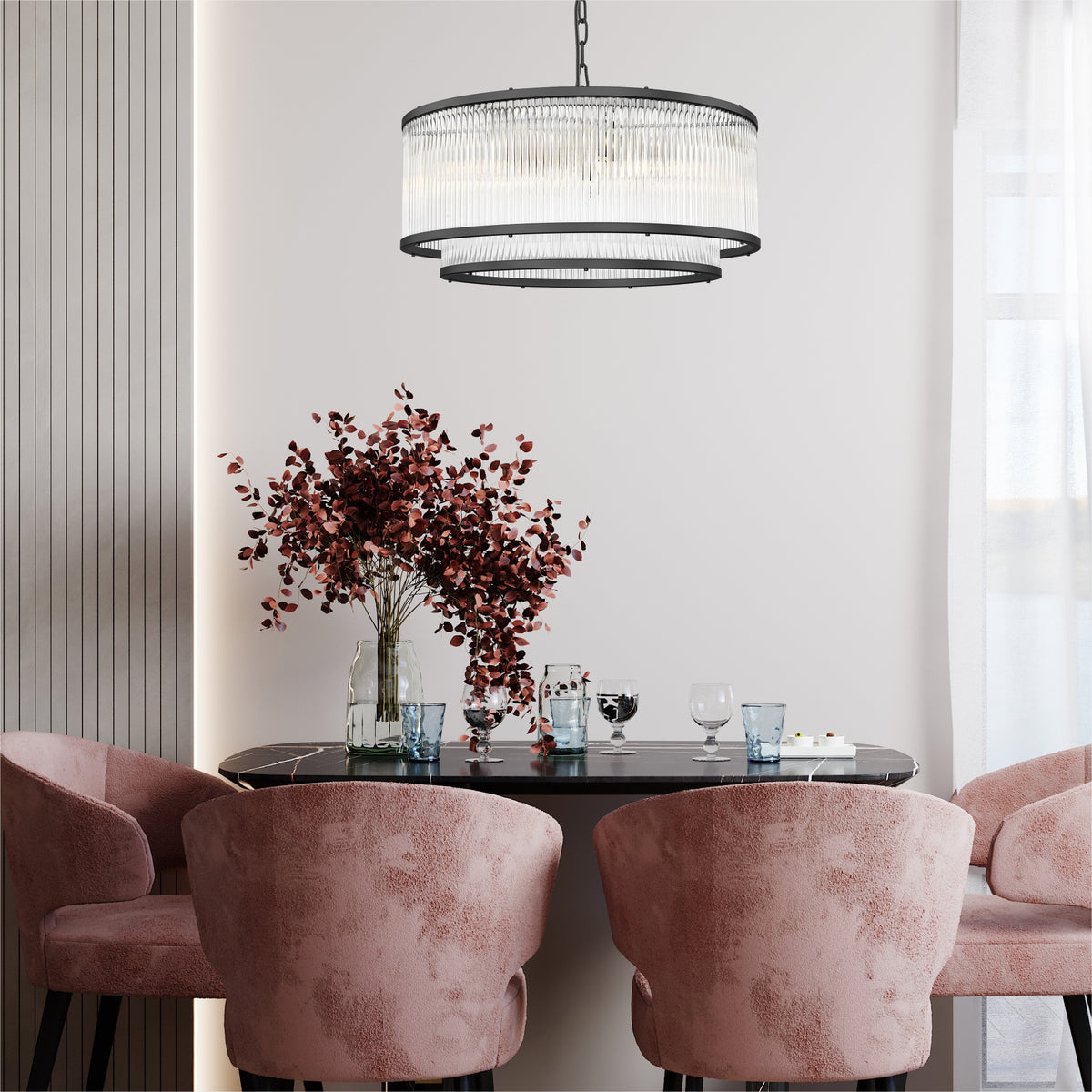Mise en ambiance au-dessus d'une table noire entourée de chaises roses en velours