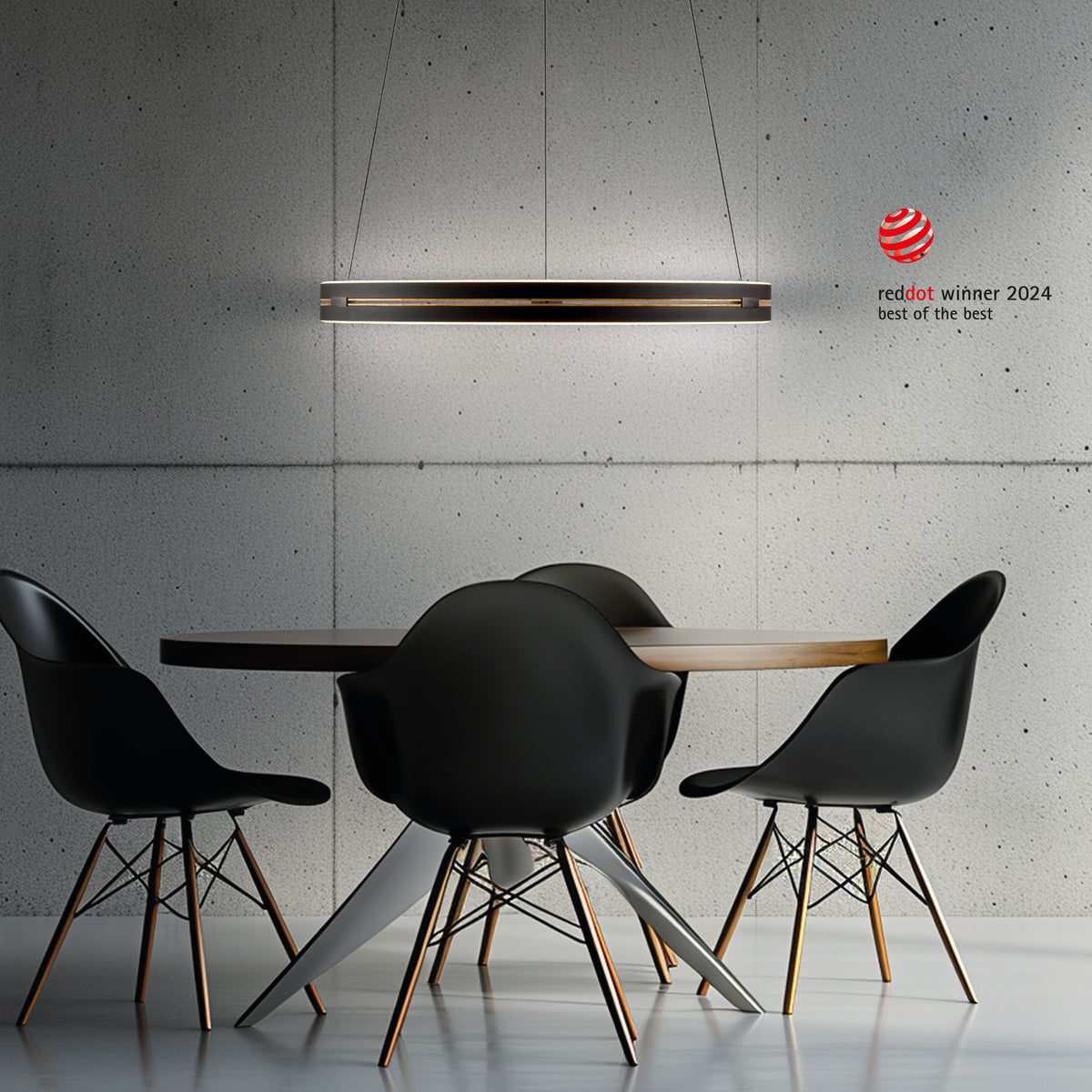 Mise en ambiance au-dessus d'une table à manger, mur béton et chaises noires
