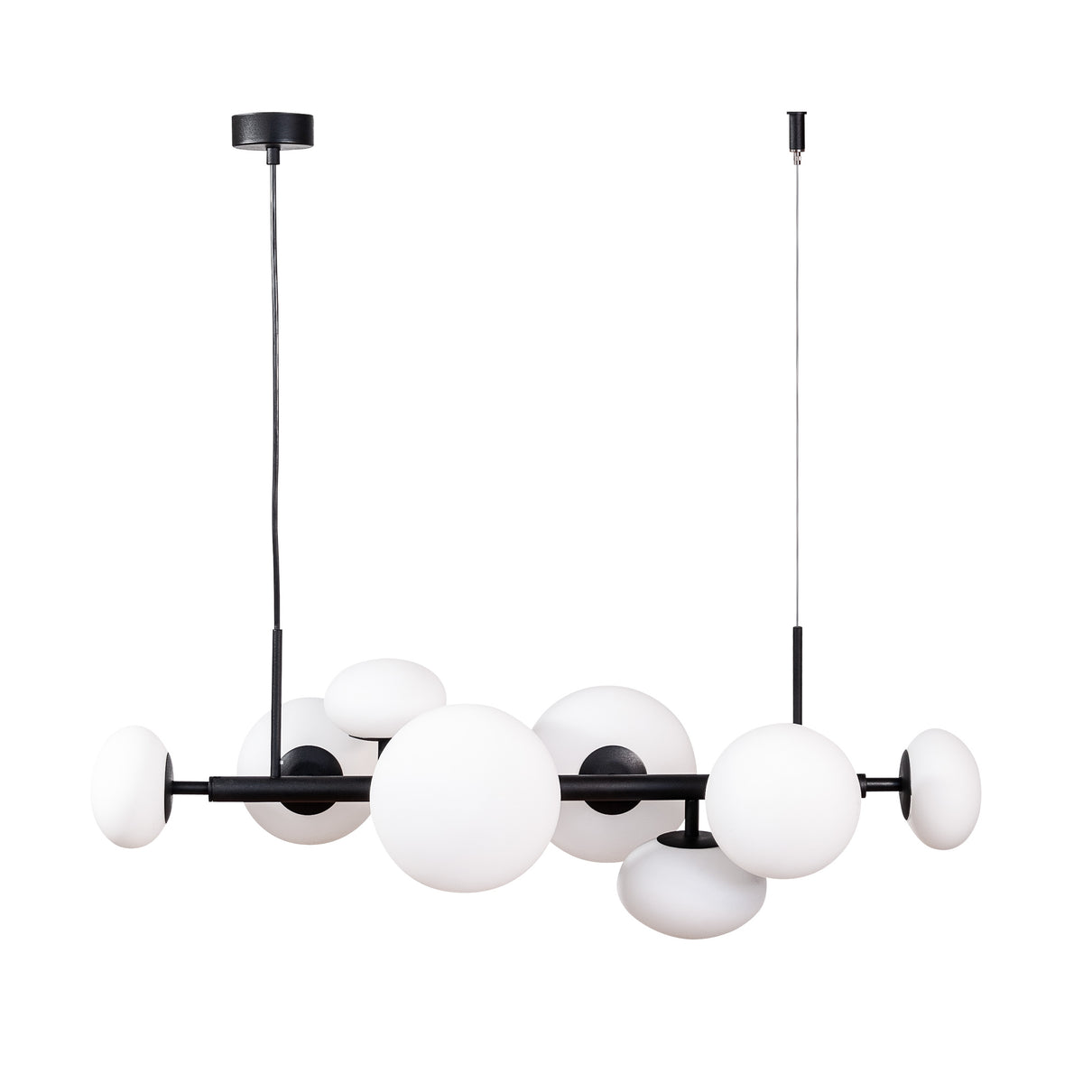 Suspension noire à huit globes de verre blanc opaque, vue de face sur fond blanc.