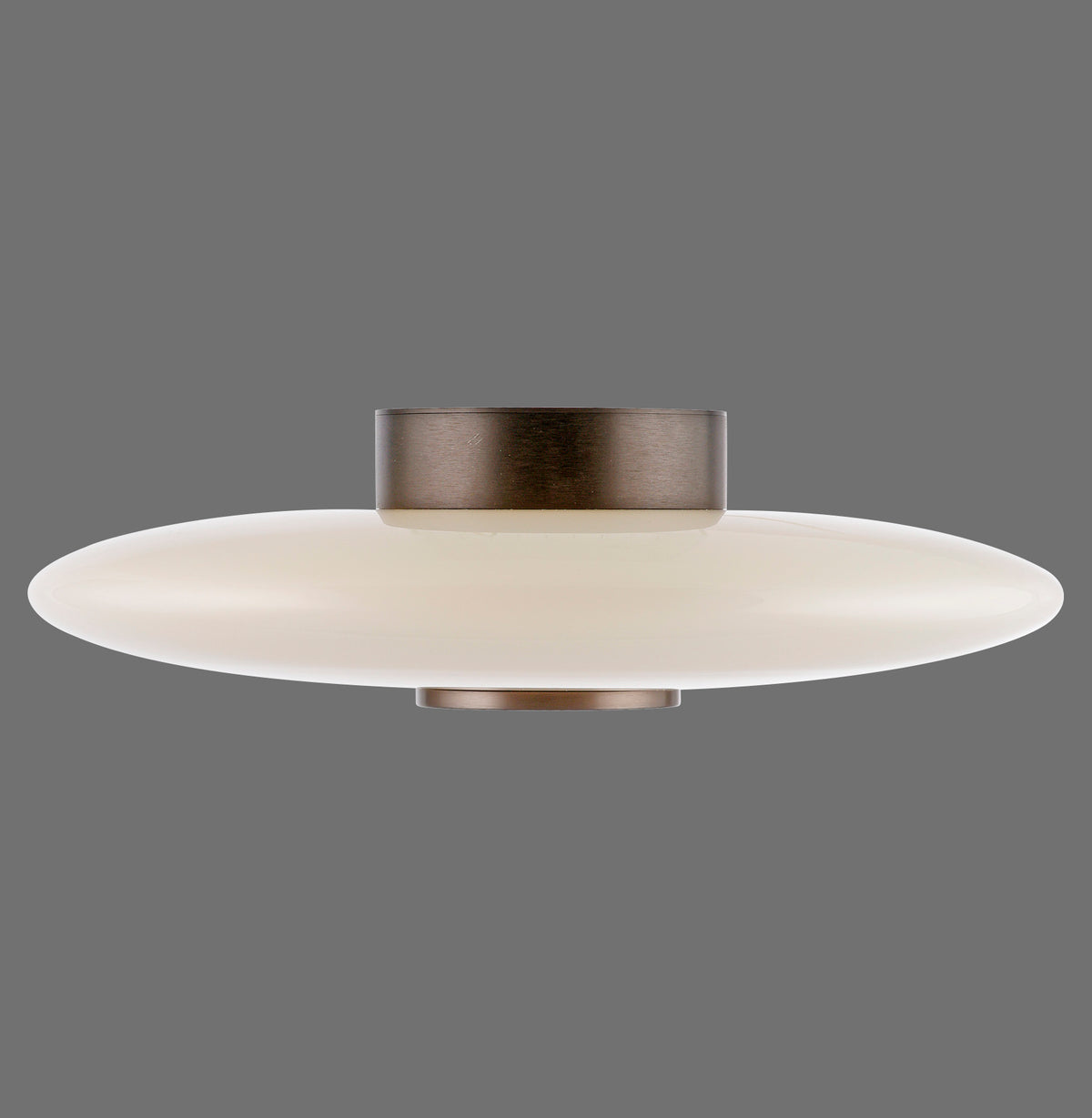Plafonnier rond en verre opalin blanc vu de face sur fond gris uni