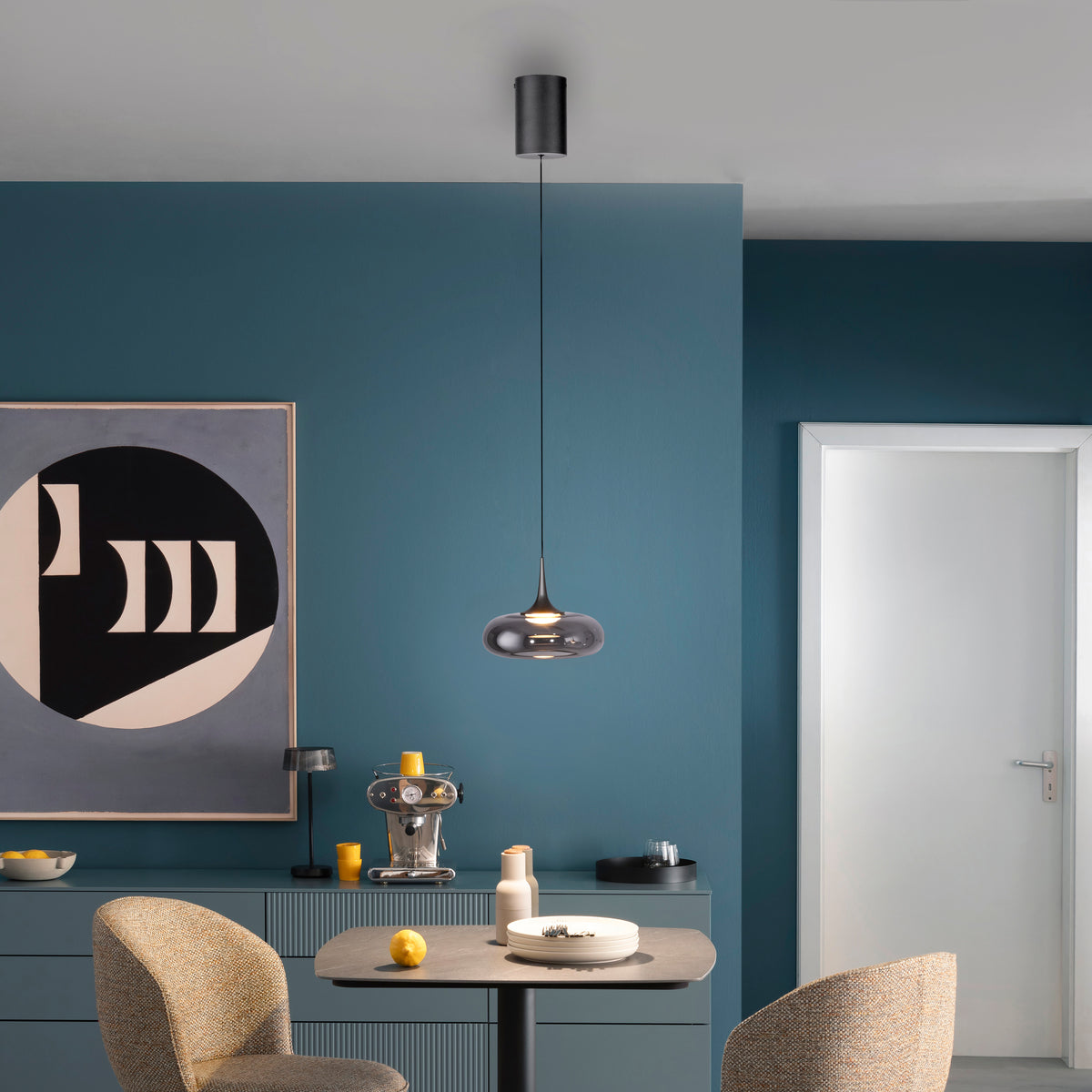 Mise en ambiance au-dessus d'un buffet dans une pièce bleu profond