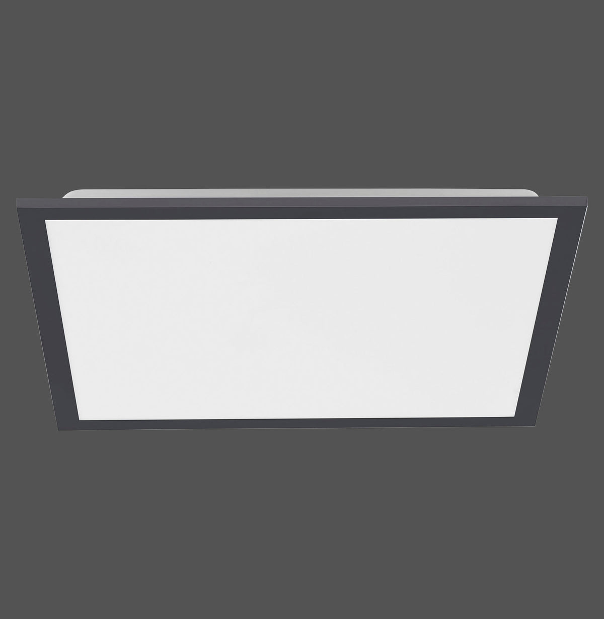 Vue de trois quarts du plafonnier rectangulaire à cadre noir et diffuseur blanc.