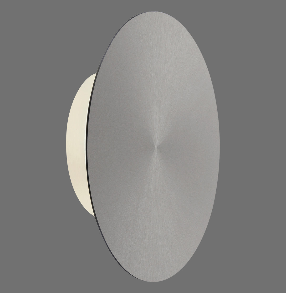 Vue de profil du disque gris brossé éclairé, halo lumineux diffus sur fond gris