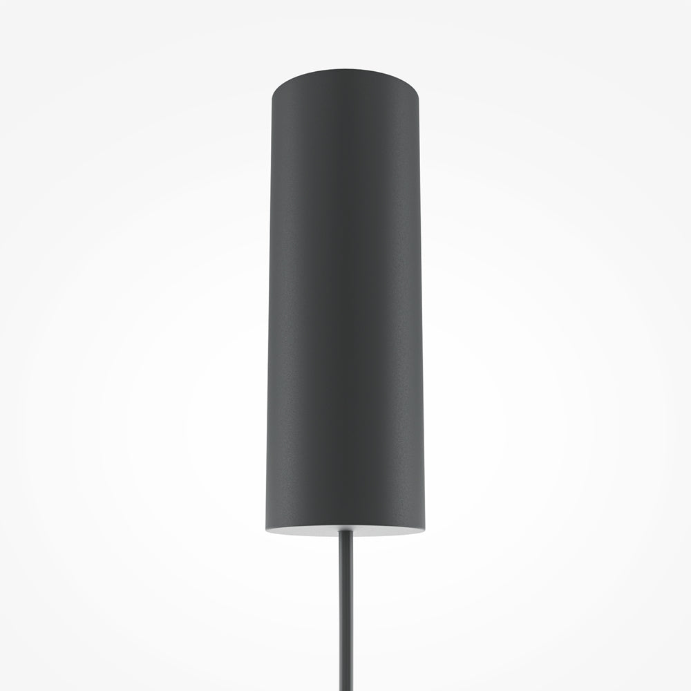 Gros plan sur la rosace cylindrique noire fixée au plafond et le câble de suspension.