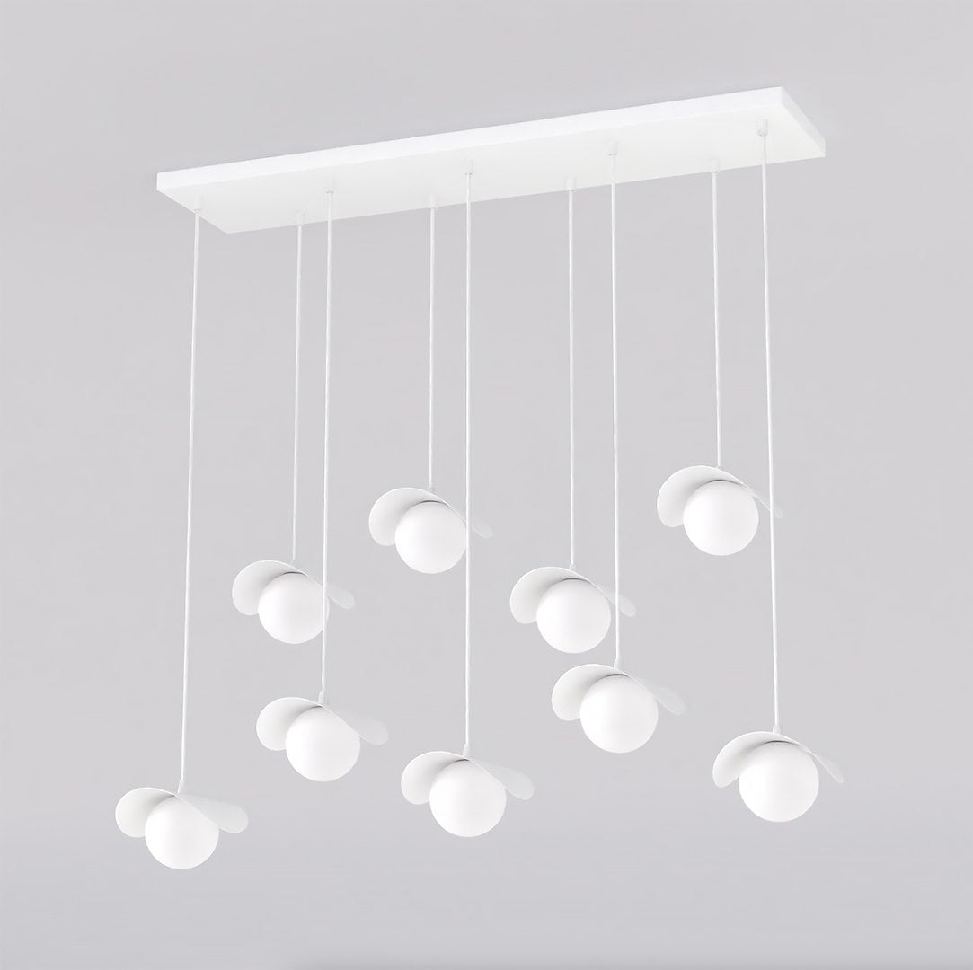 Vue de face du luminaire blanc à neuf suspensions sphériques alignées