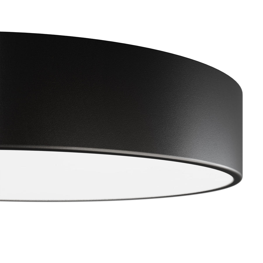 Détail de la finition noire mate du cerclage et du diffuseur blanc.