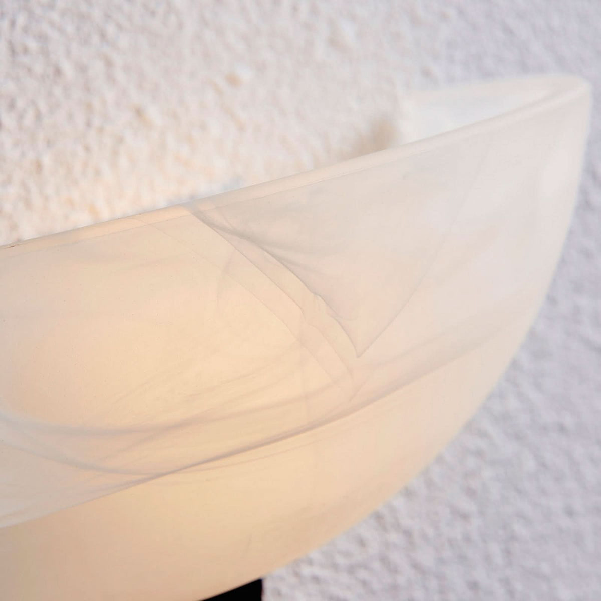 Applique murale en verre, noir doré brossé et albâtre, hauteur 22,5 cm