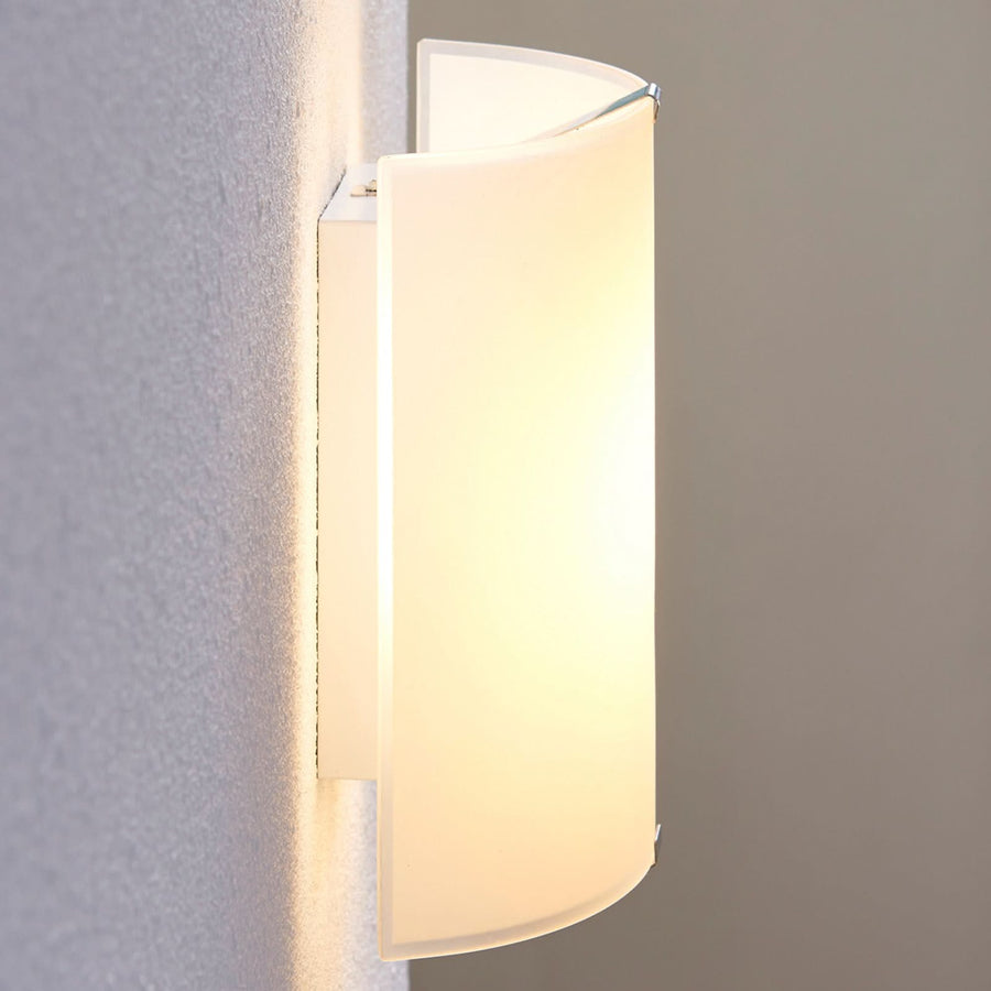 Applique murale LED Helmi en verre, transparent satiné, hauteur 21 cm