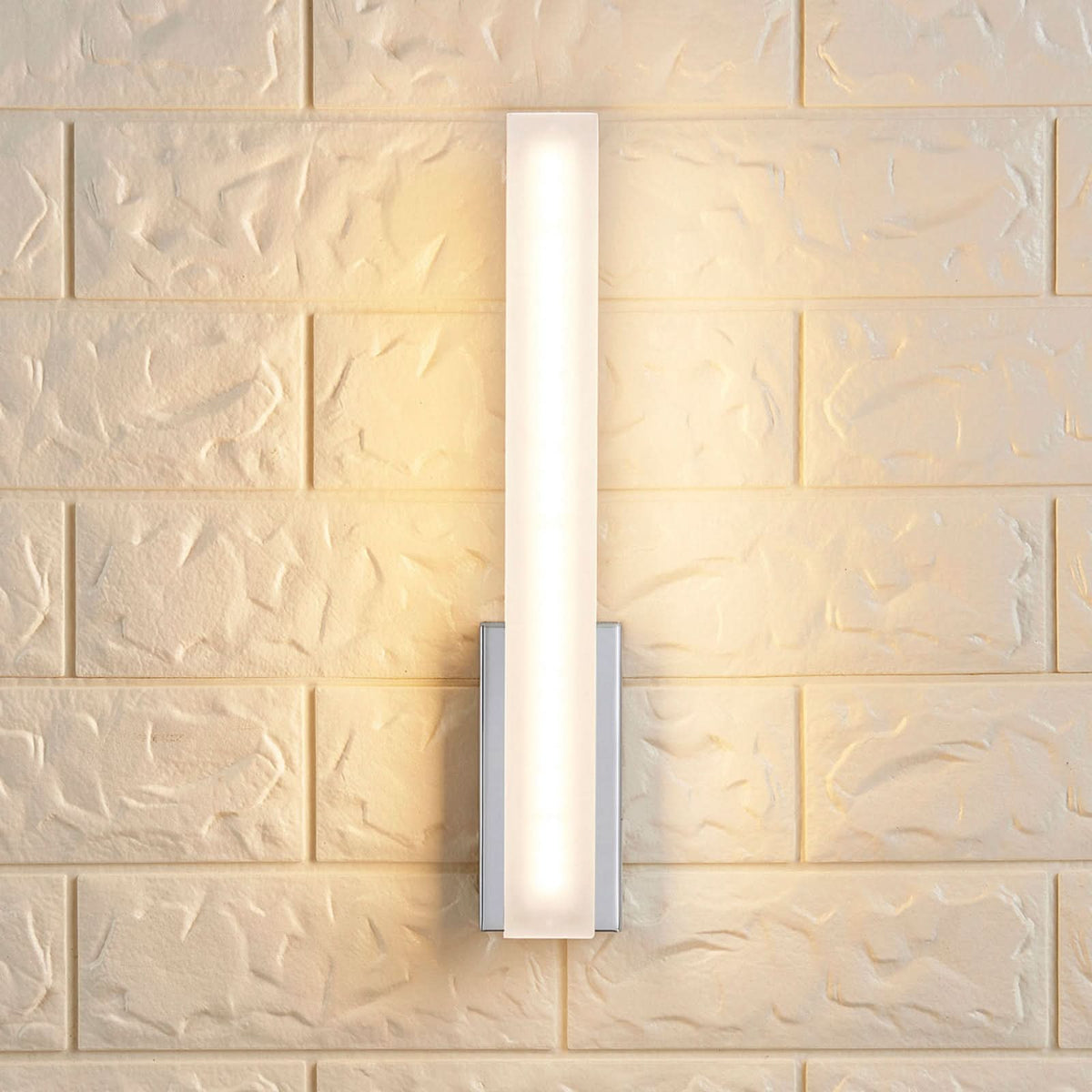 Applique murale LED Julie en métal, blanc satiné et chromé, hauteur 32 cm, IP44