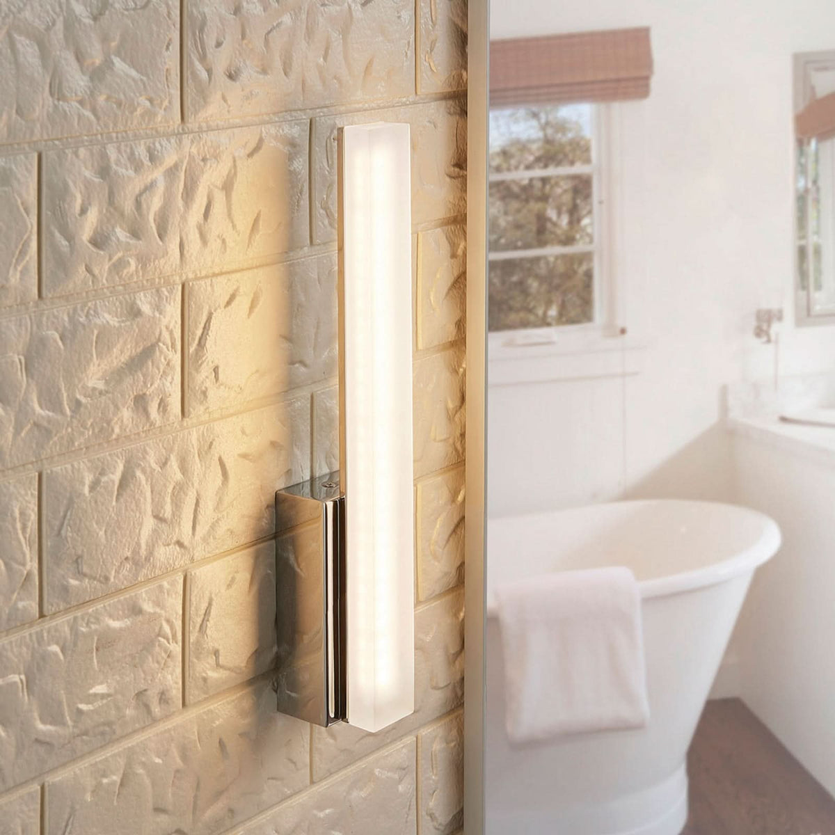 Applique murale LED Julie en métal, blanc satiné et chromé, hauteur 32 cm, IP44