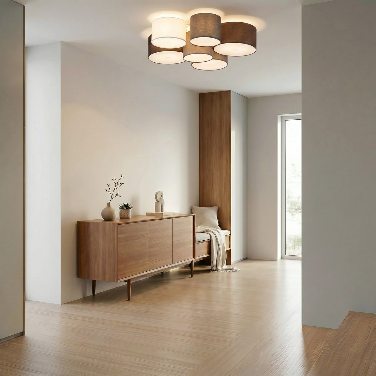 Mise en ambiance du plafonnier dans une entrée claire avec meuble en bois.