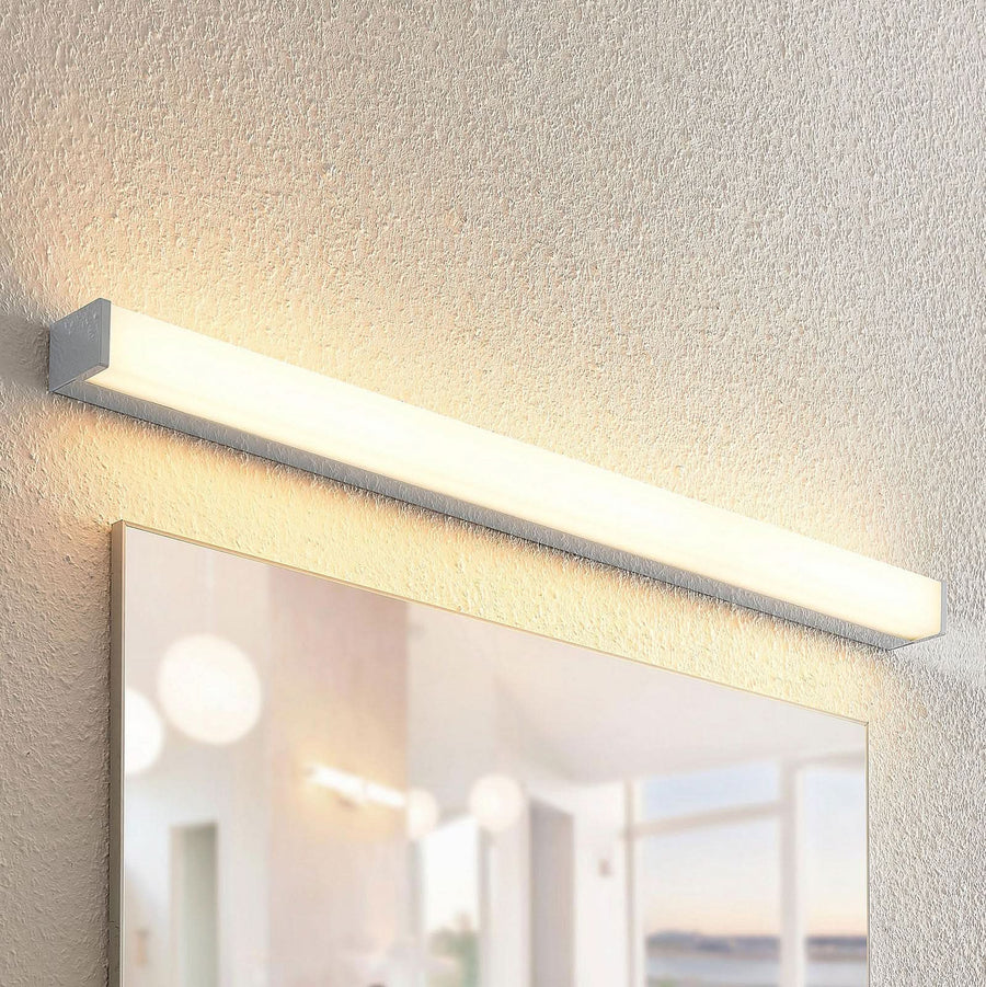 Applique murale LED Klea en aluminium, blanc et chromé, hauteur 5 cm, IP44, 3000 K, 15 W