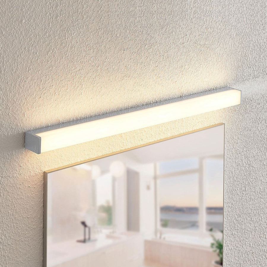 Applique murale LED Klea en aluminium, blanc et chromé, hauteur 5 cm, IP44, 3000 K, 15 W