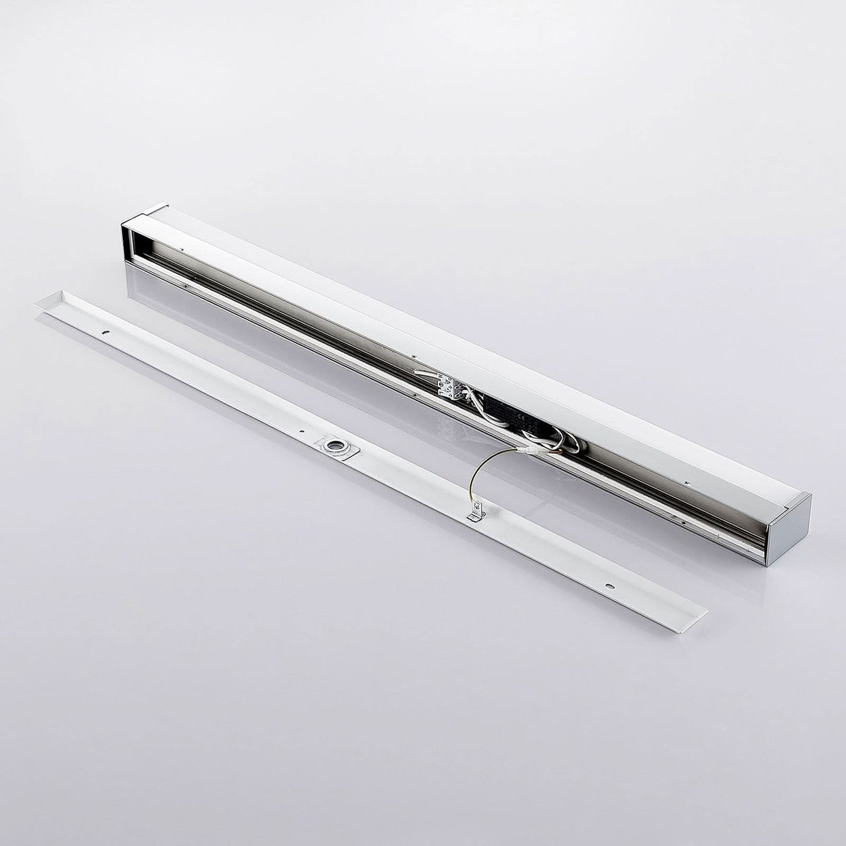 Applique murale LED Klea en aluminium, blanc et chromé, hauteur 5 cm, IP44, 3000 K, 15 W