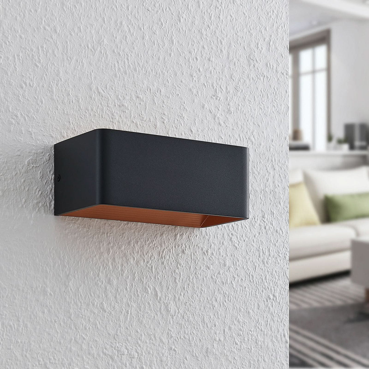Vue de face de l'applique noire éteinte, finition mate et intérieur doré visible.