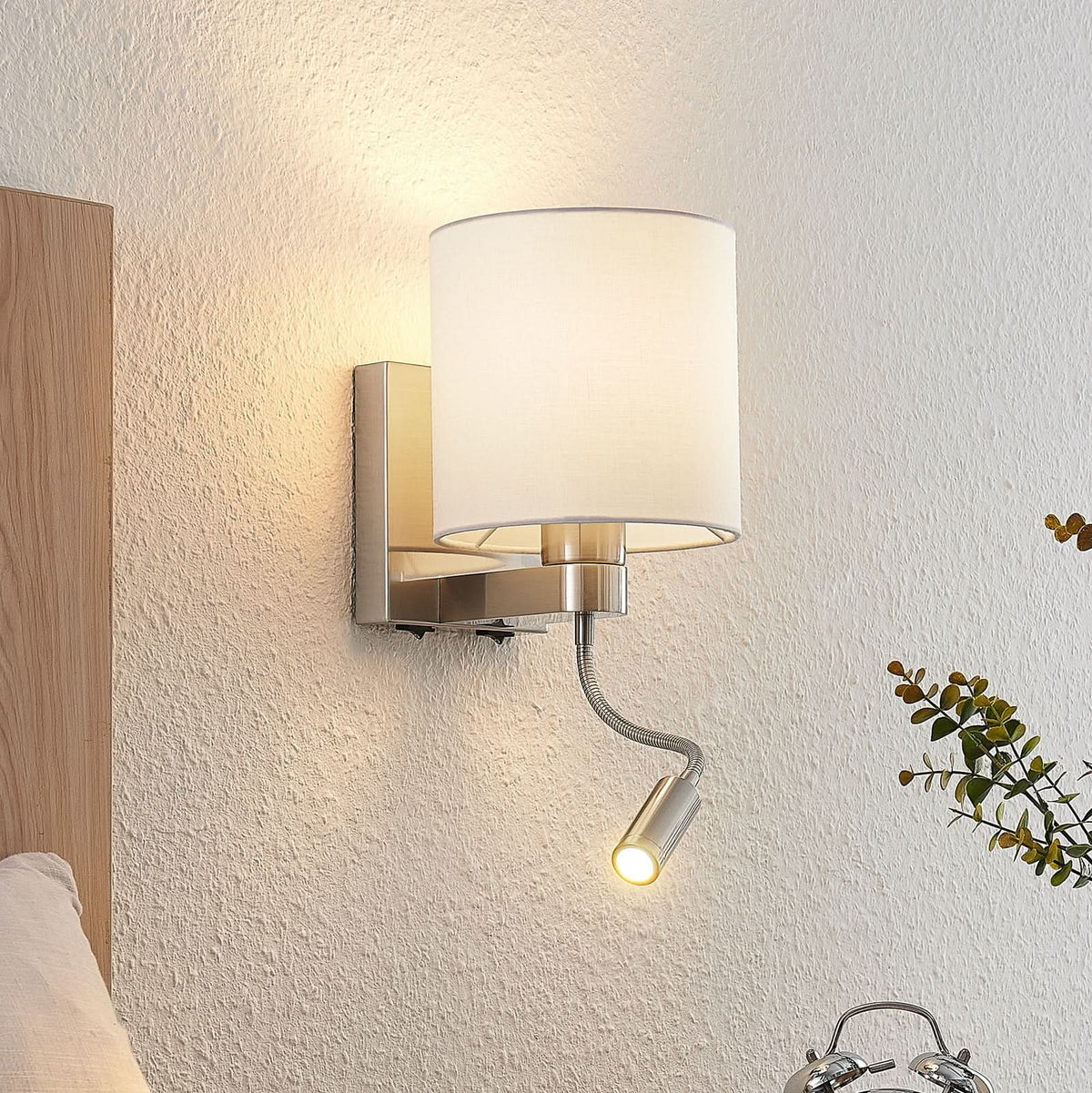 Applique murale Brinja en tissu, nickel satiné et blanc, hauteur 45,4 cm