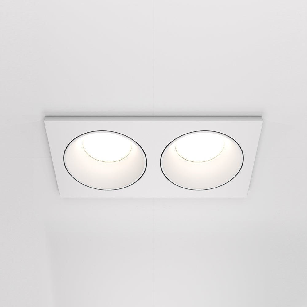 Luminaire encastré blanc rectangulaire à deux spots ronds, vue de face sous plafond