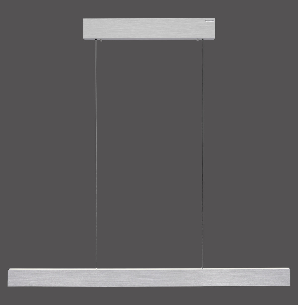 Vue de face d'une suspension linéaire en aluminium brossé sur fond gris anthracite.