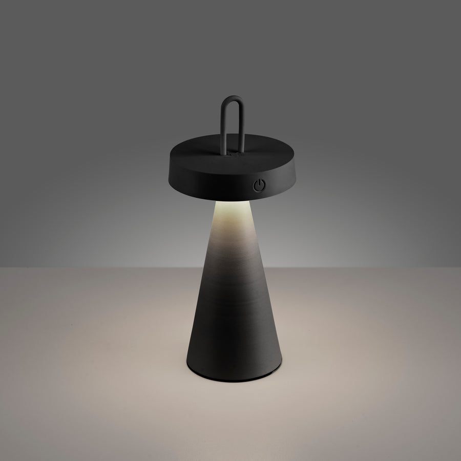Lampe allumée sur fond clair, halo lumineux et ombre portée.