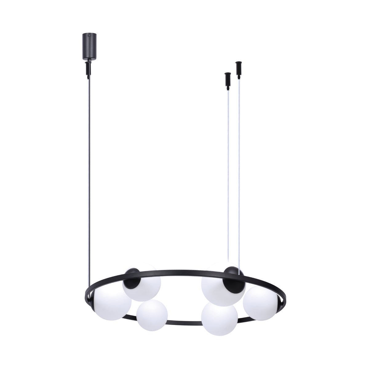 Suspension noire à six globes de verre blanc, suspendue par câbles, sur fond blanc.
