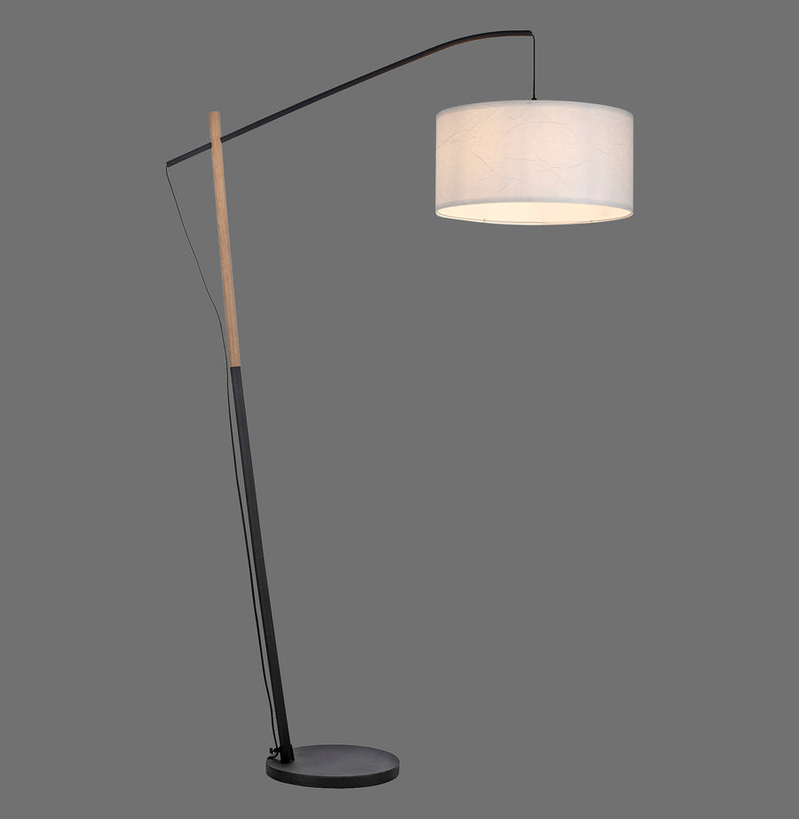 Vue de face du lampadaire noir et bois avec abat-jour cylindrique en papier, fond gris.