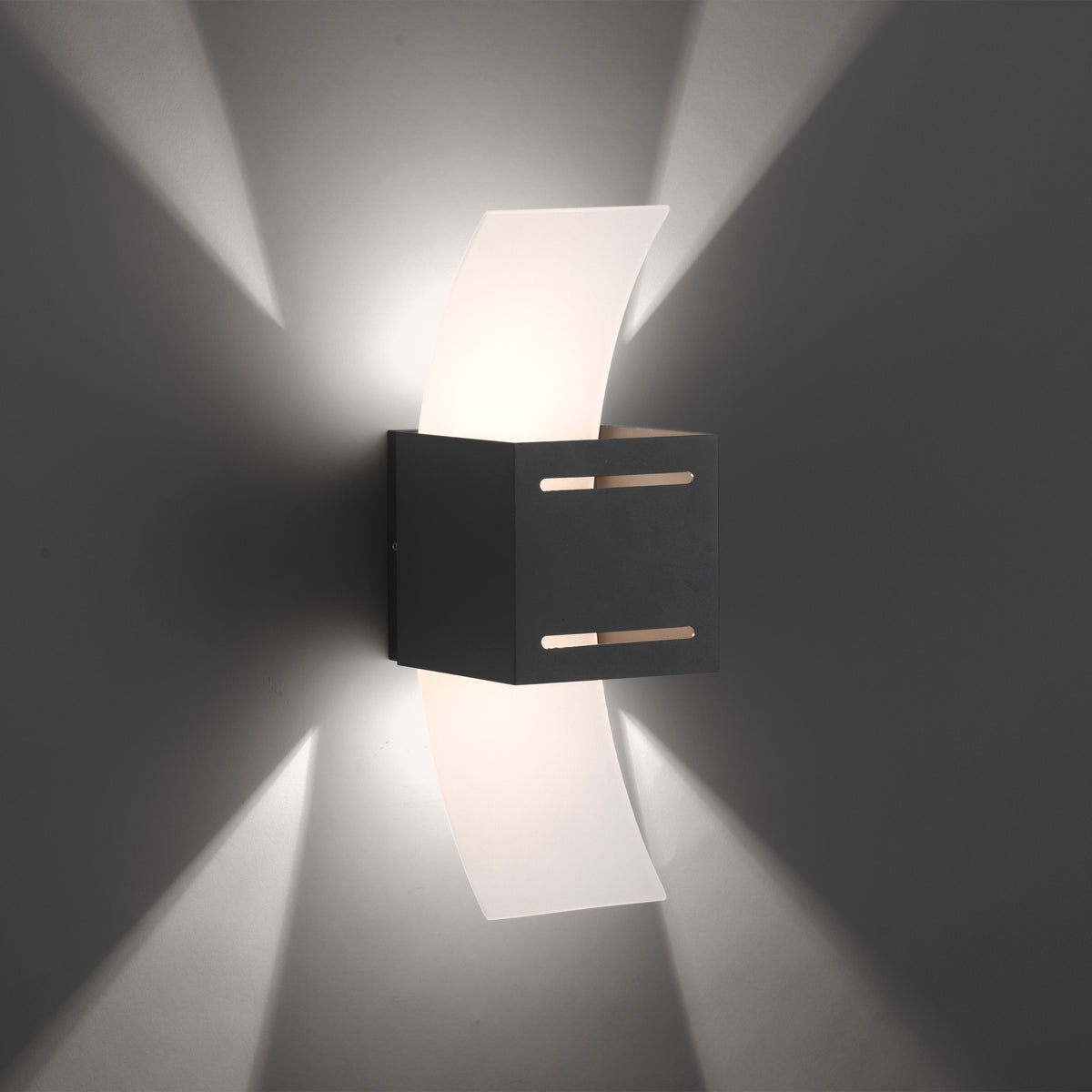Photo d'ambiance sombre montrant les faisceaux lumineux haut et bas de l'applique