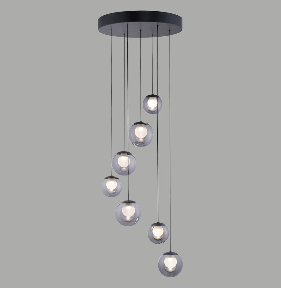 Vue de face du luminaire suspendu : sept boules en verre fumé sur câbles noirs.