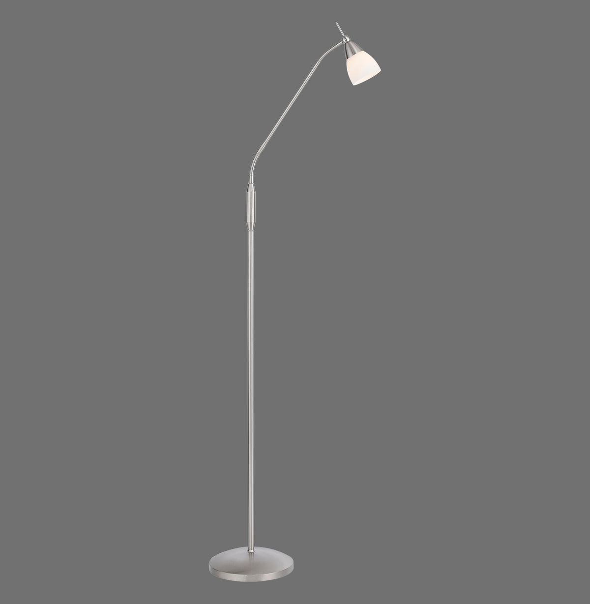 Lampadaire argenté de face sur fond gris, abat-jour en verre conique.
