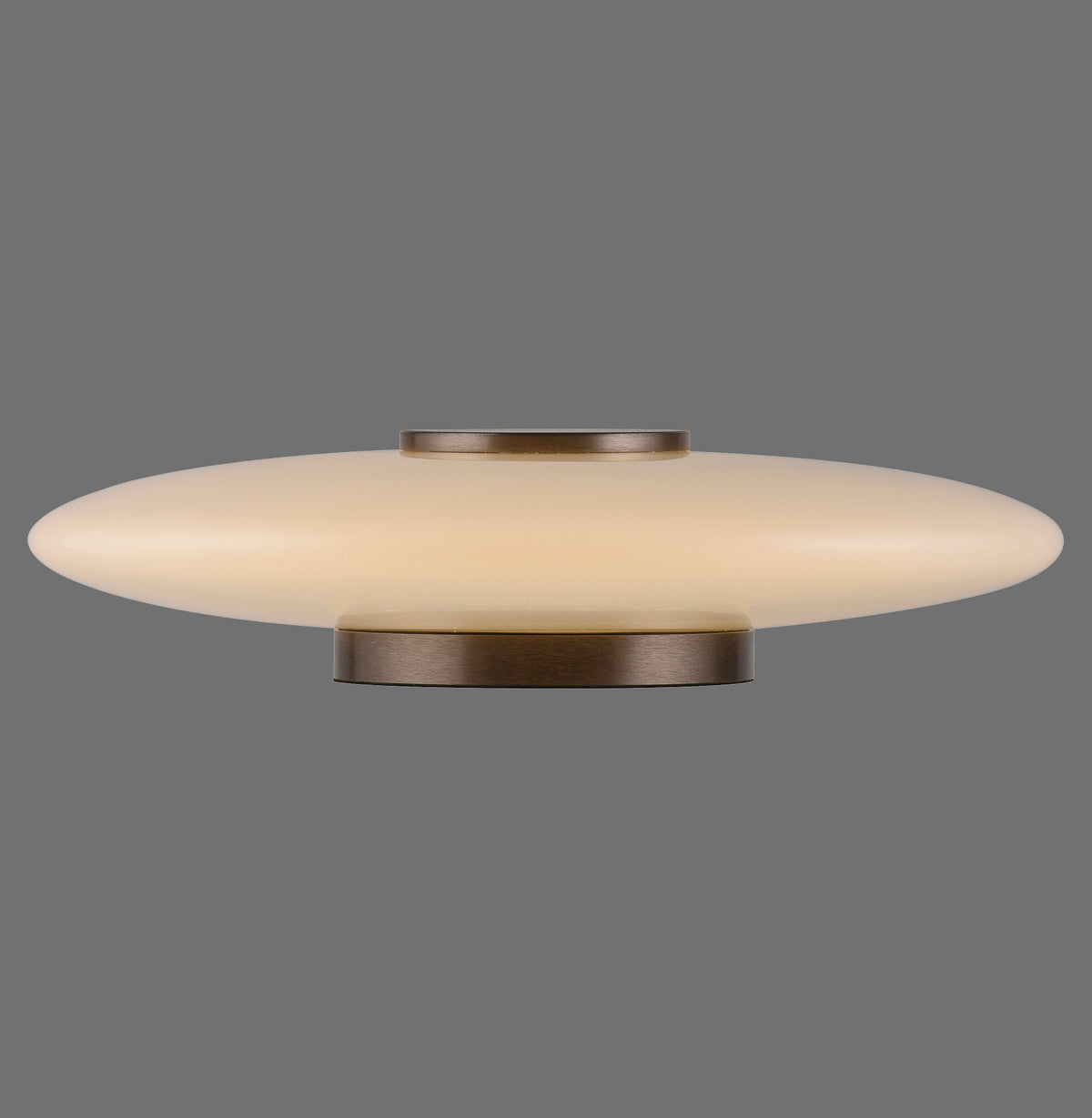 Lampe à poser de face sur fond gris, abat-jour en verre opalin et socle métal bronze.