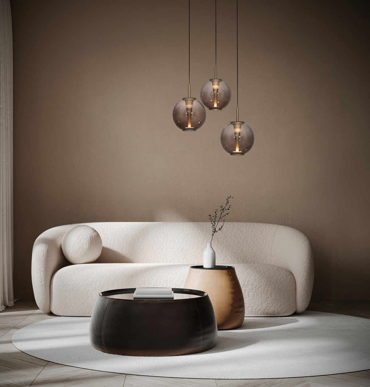 Mise en ambiance dans un salon beige avec canapé bouclé et table basse