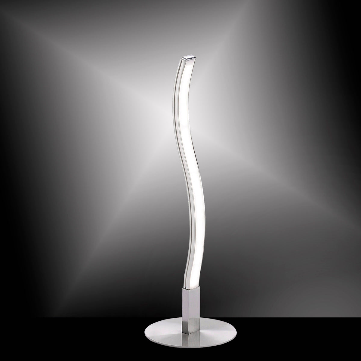 Lampe à poser Wave éclairée sur fond dégradé sombre, mettant en valeur sa lumière.