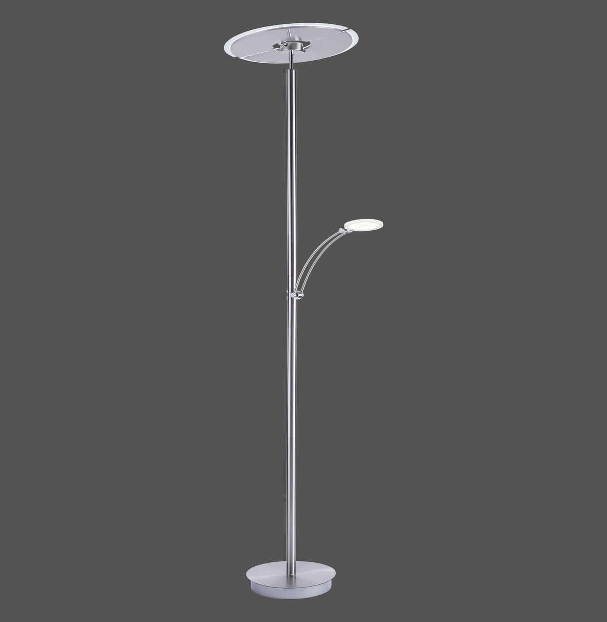 Lampadaire en acier sur fond gris, vue de face avec bras de lecture orientable.