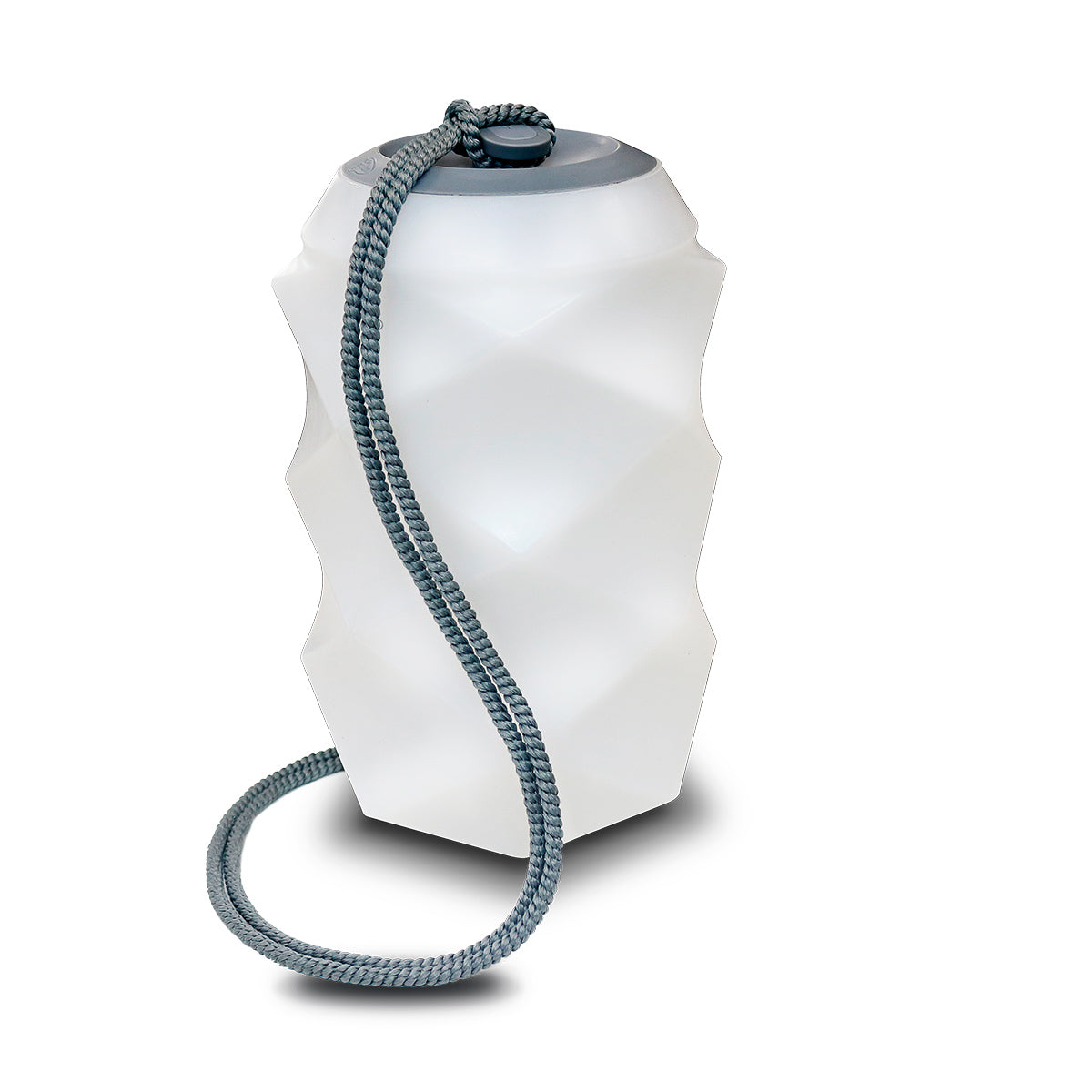 Même lanterne blanche à facettes, corde tressée bleu-gris et capuchon sombre, sur fond blanc.